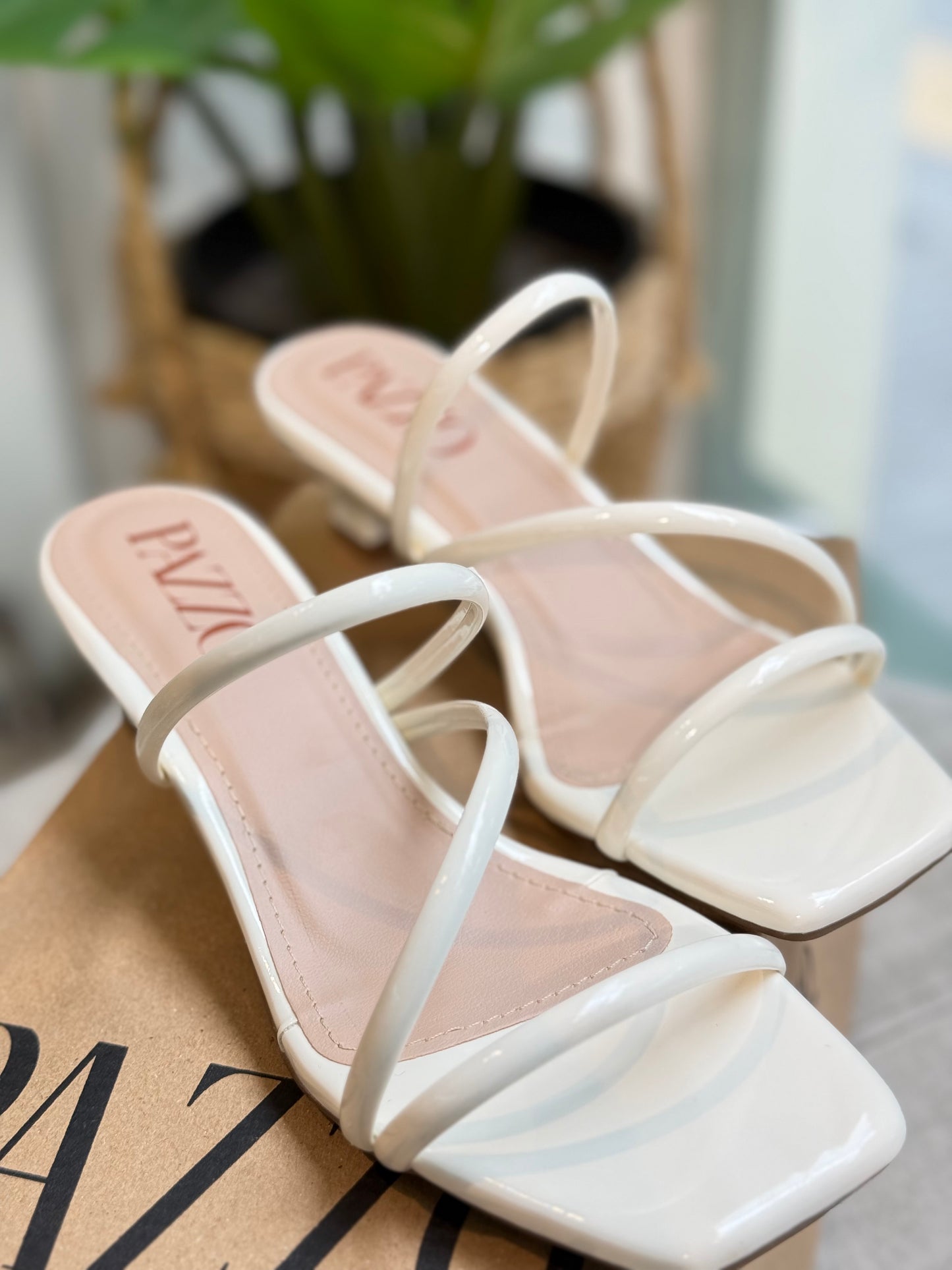 Sandalia Blanca Charol Minimal Chic – Tacón Bajo Súper Cómodo