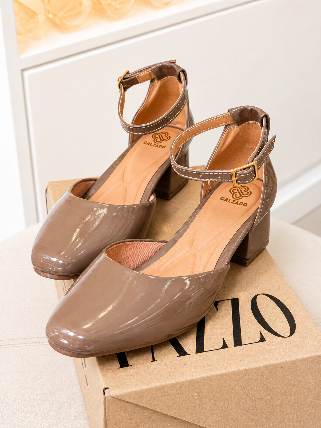 Slingback Taupe Charol – Tacón Bajo Elegante y Súper Cómodo