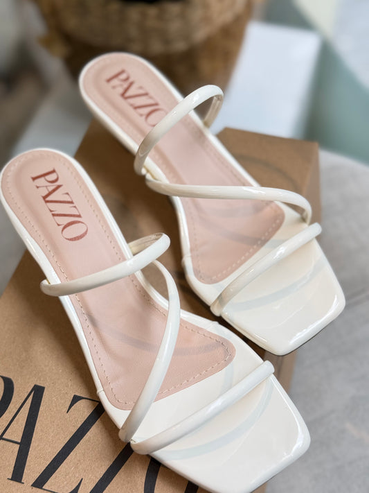 Sandalia Blanca Charol Minimal Chic – Tacón Bajo Súper Cómodo