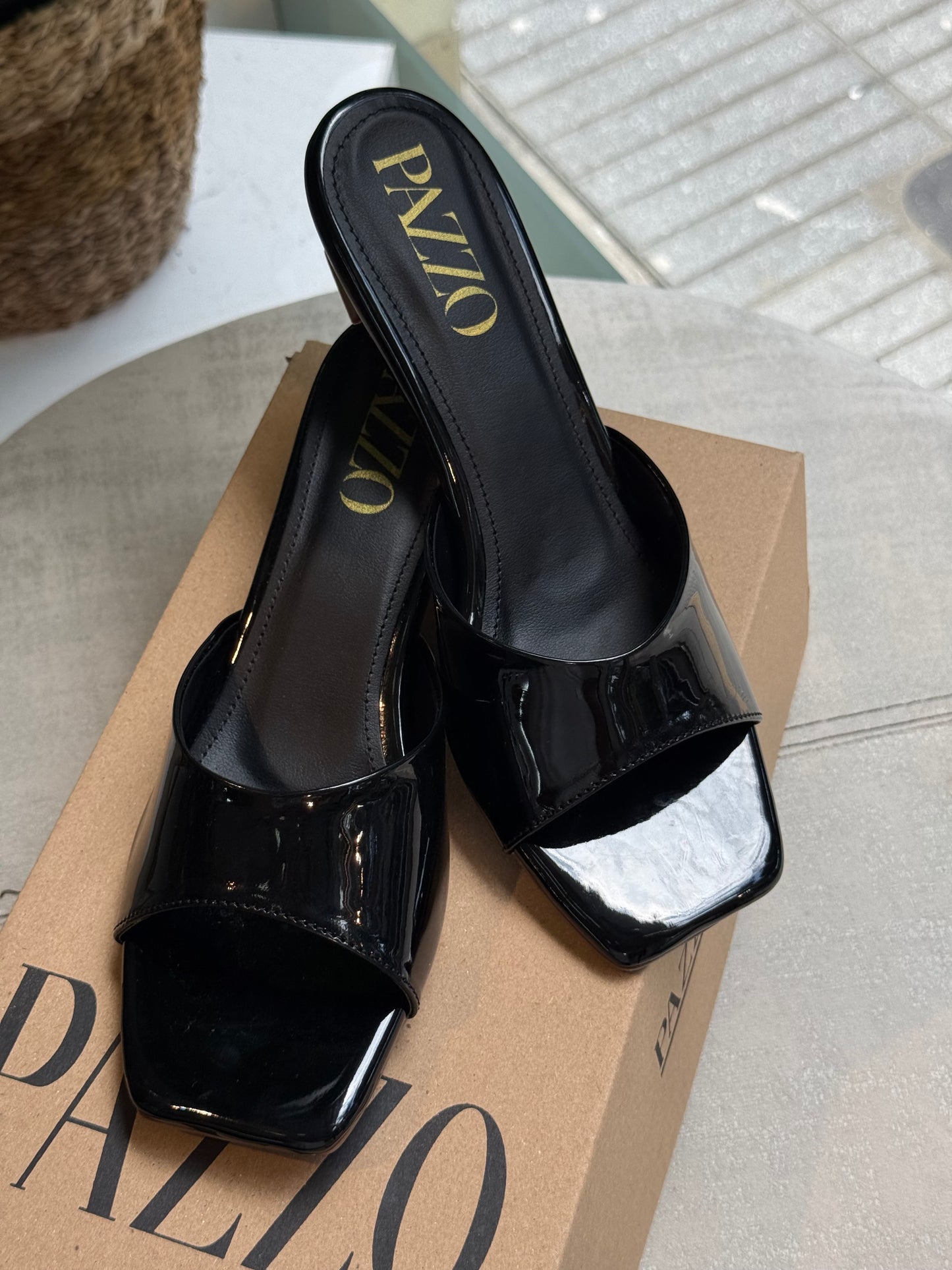 Sandalia Mule Negro  Charol PAZZO – Elegancia y Comodidad Todo el Día