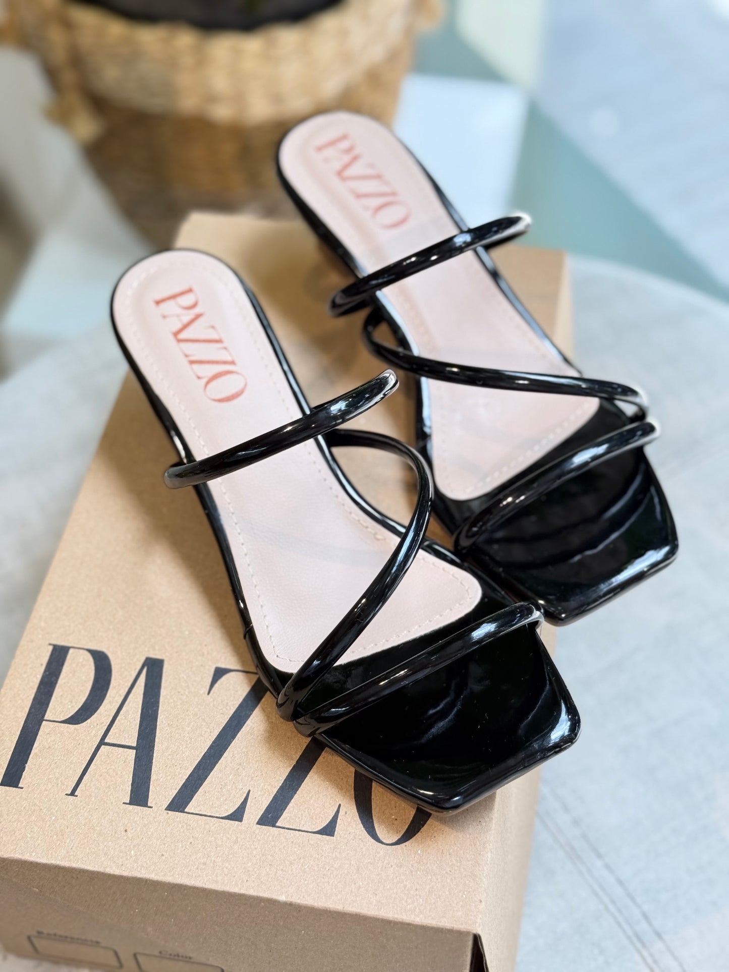Sandalia Negro Charol Minimal Chic – Tacón Bajo Súper Cómodo 3,5 cm