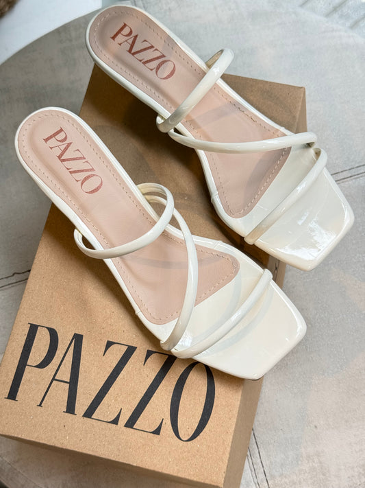 Sandalia Blanca Charol Minimal Chic – Tacón Bajo Súper Cómodo