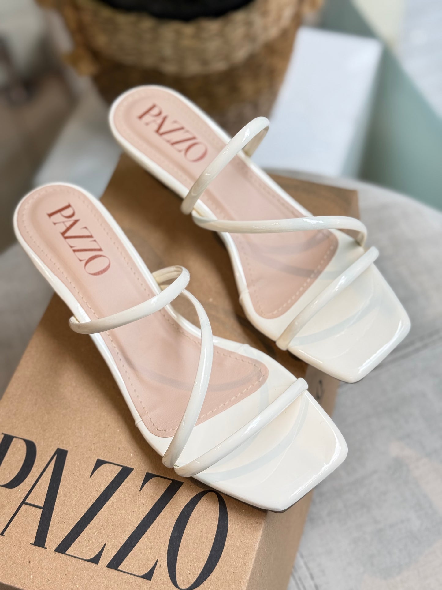 Sandalia Blanca Charol Minimal Chic – Tacón Bajo Súper Cómodo