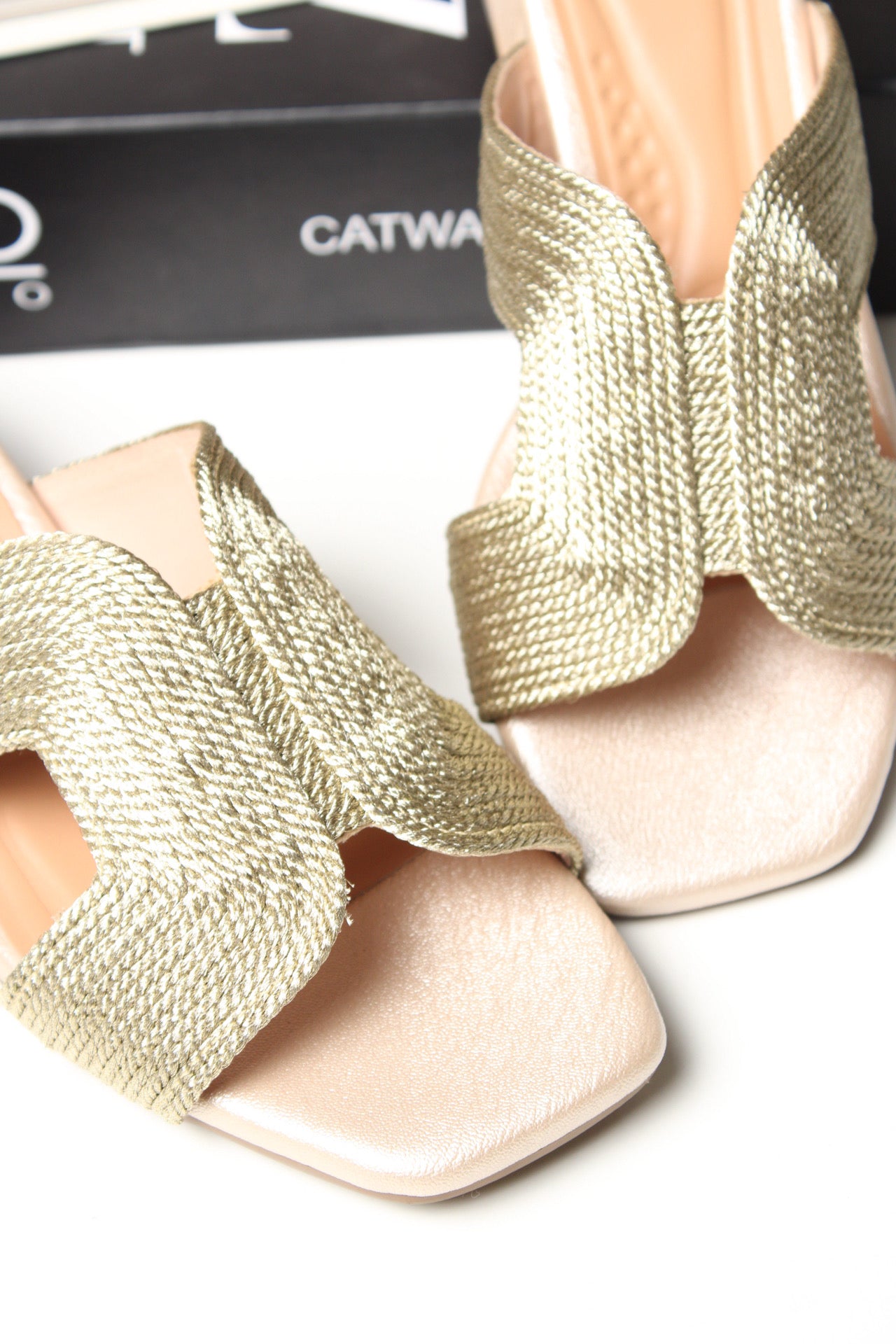 Sandalia Champán Elegance – Textura Premium & Comodidad Total