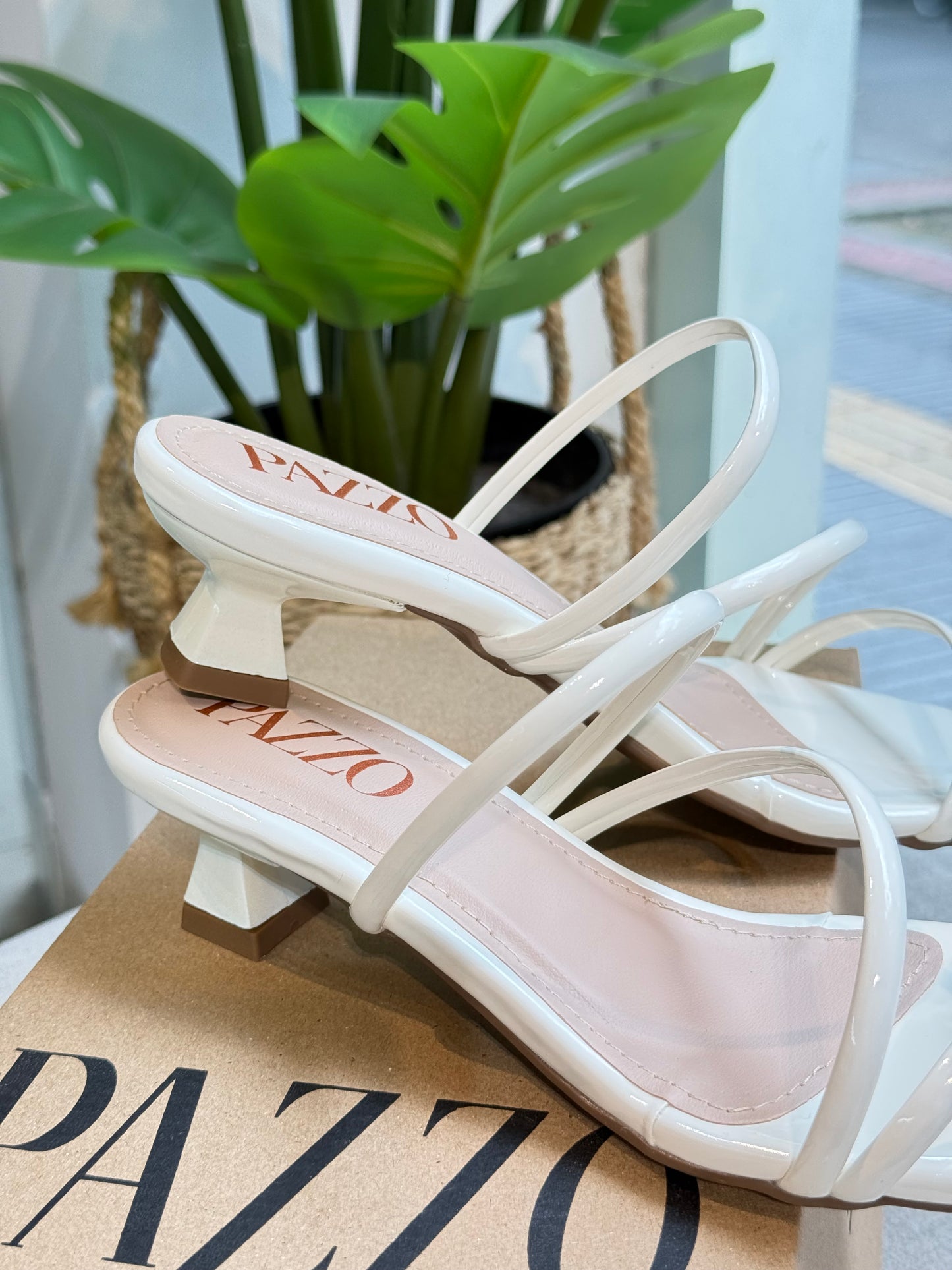 Sandalia Blanca Charol Minimal Chic – Tacón Bajo Súper Cómodo