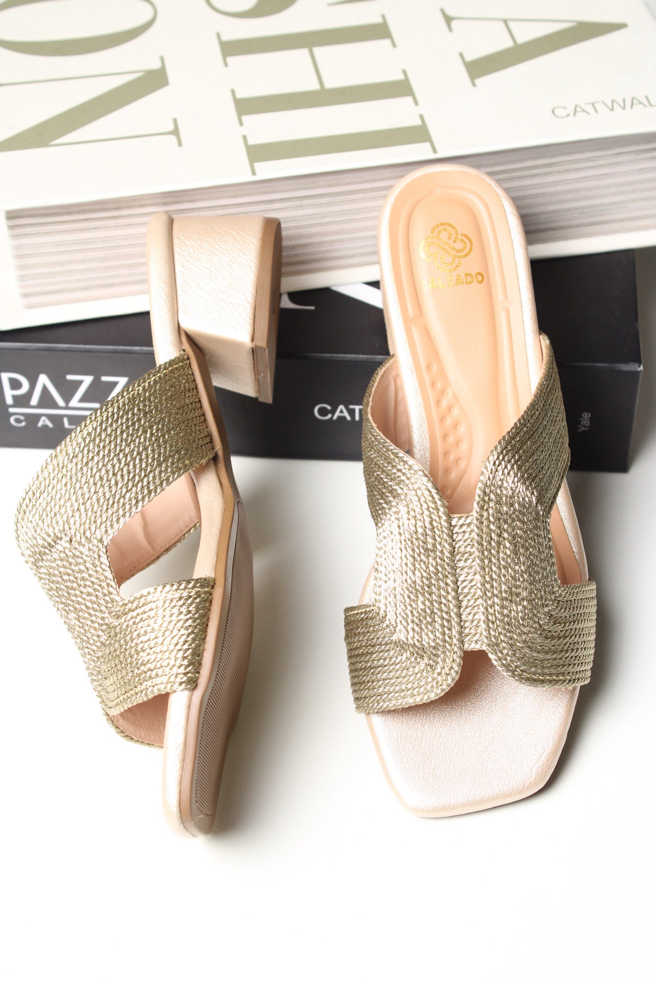 Sandalia Champán Elegance – Textura Premium & Comodidad Total