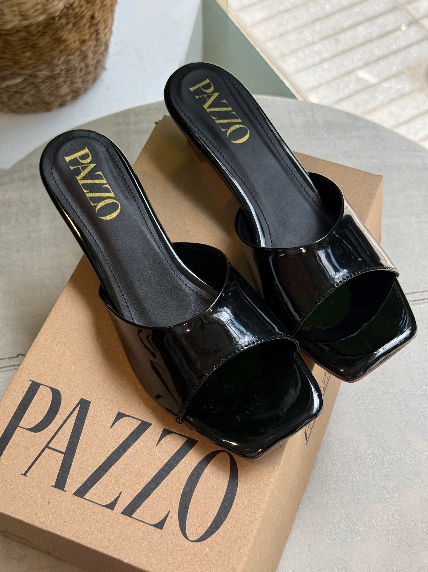 Sandalia Mule Negro  Charol PAZZO – Elegancia y Comodidad Todo el Día