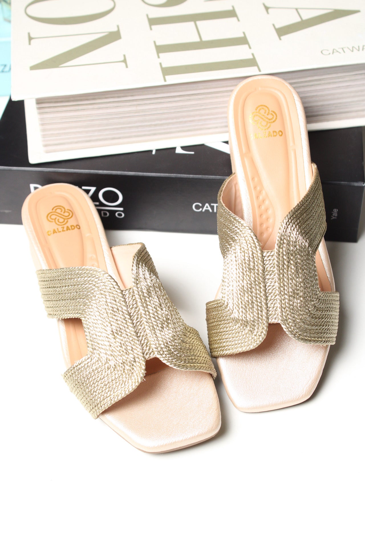 Sandalia Champán Elegance – Textura Premium & Comodidad Total