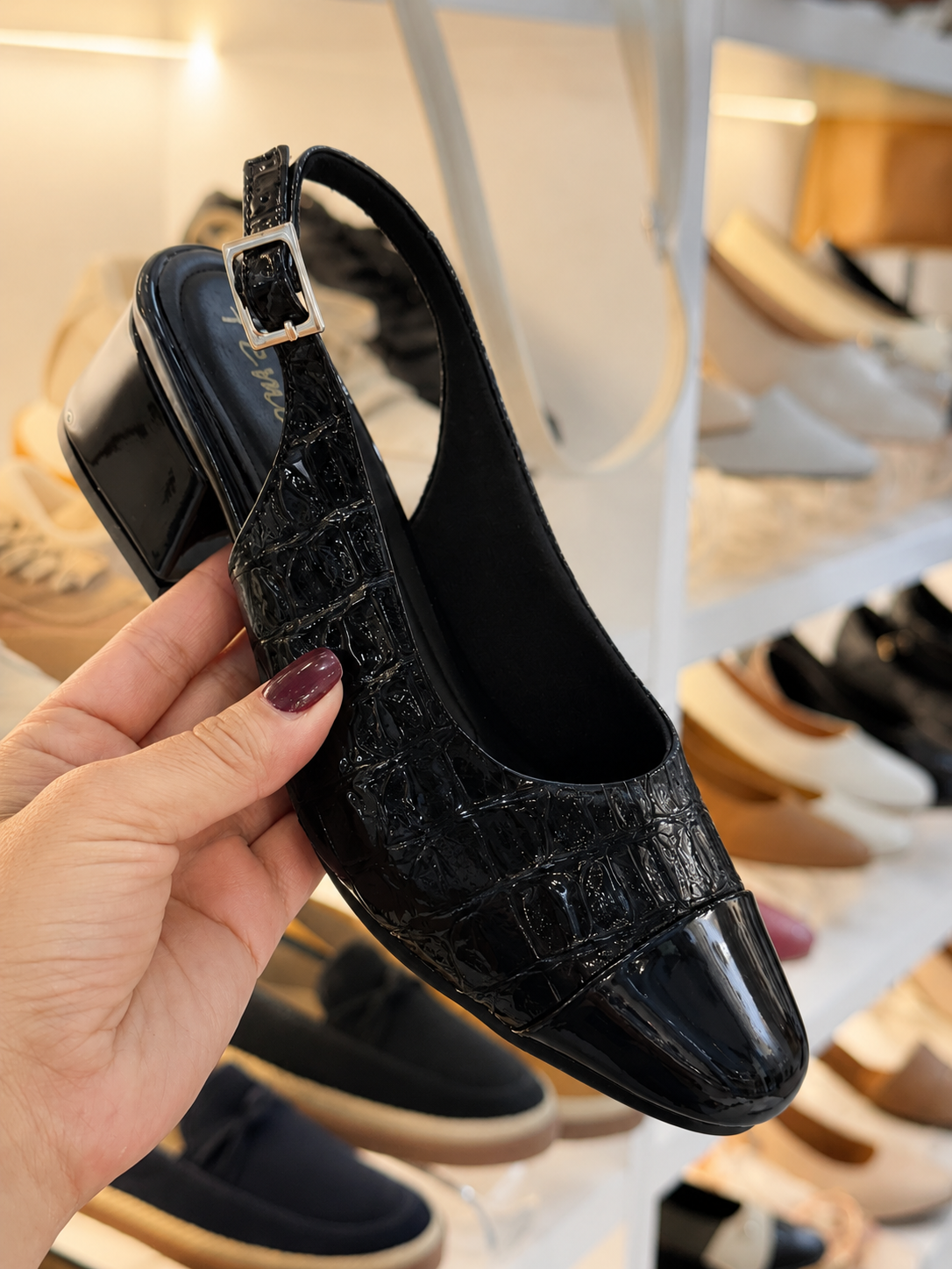 Slingback Clásico Croco Negro – Elegancia Atemporal con Tacón Confort